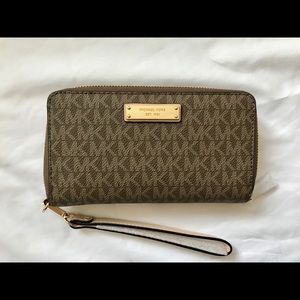 BRAND NEW Michael Kors Large Wristlet/ Wallet